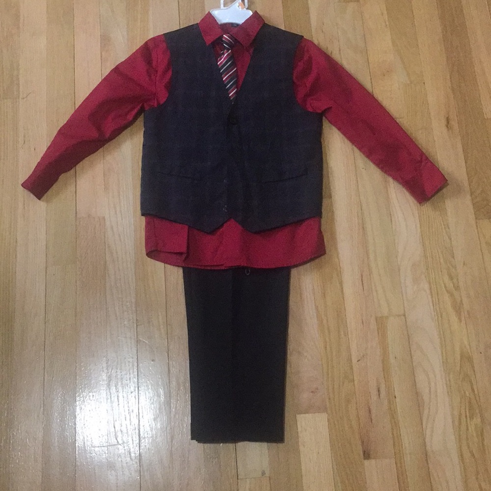 Boys suit with vest and clip on tie worn once sz 8
